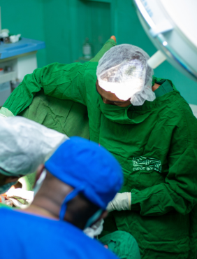 Des chirurgiens en train d'opérer une femme porteuse de fistule obstétricale 
