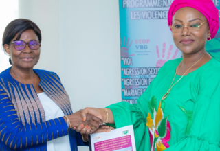 La Représentante de l'UNFPA remettant le dossier d'investissement au minsitre de la Femme