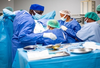 Les chirurgiens en phase d'opération