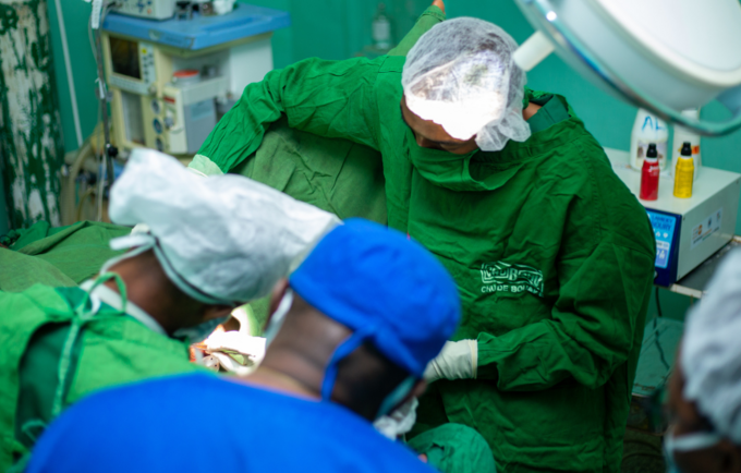 Des chirurgiens au cours d'une campagne opératoire de fistule obstétricale