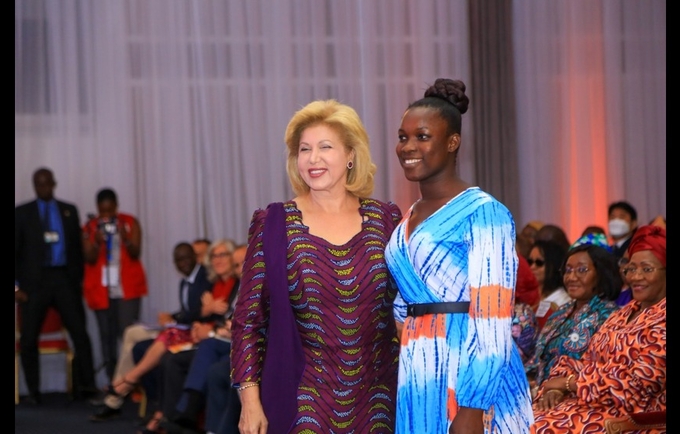 La Première Dame de Côte d'Ivoire avec une femme guérie de fistule