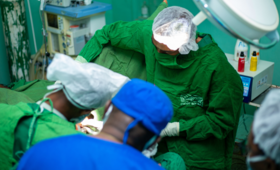 Des chirurgiens au cours d'une campagne opératoire de fistule obstétricale