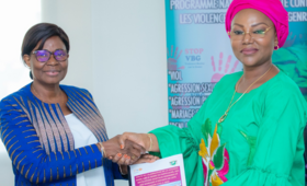 La Représentante de l'UNFPA remettant le dossier d'investissement au minsitre de la Femme