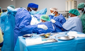 Les chirurgiens en phase d'opération