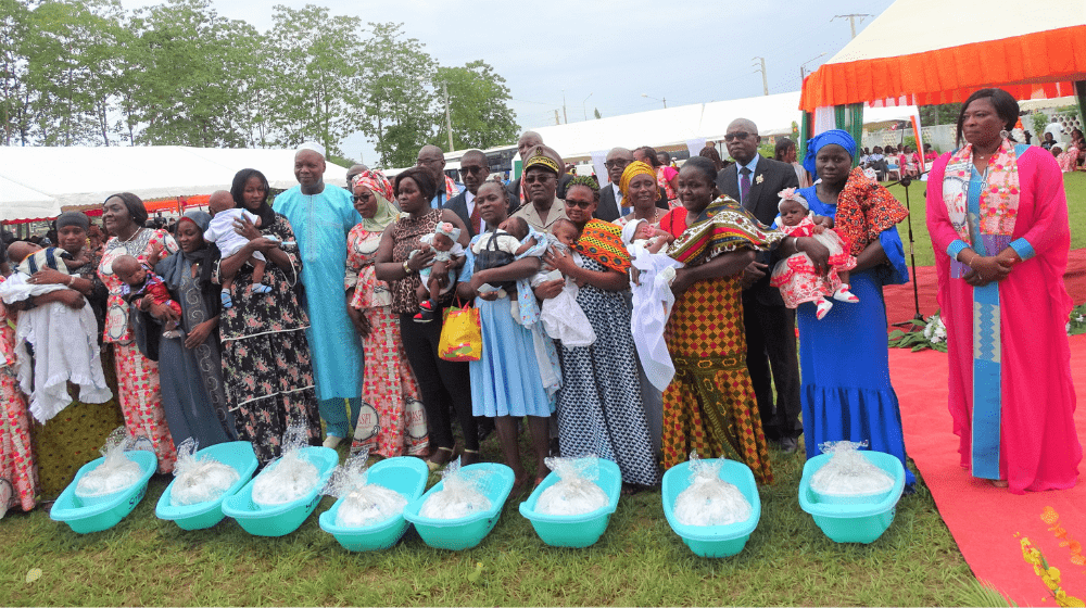 Photo de famille avec les officiels et les bénéficiaires de la cérémonie de la JIFO