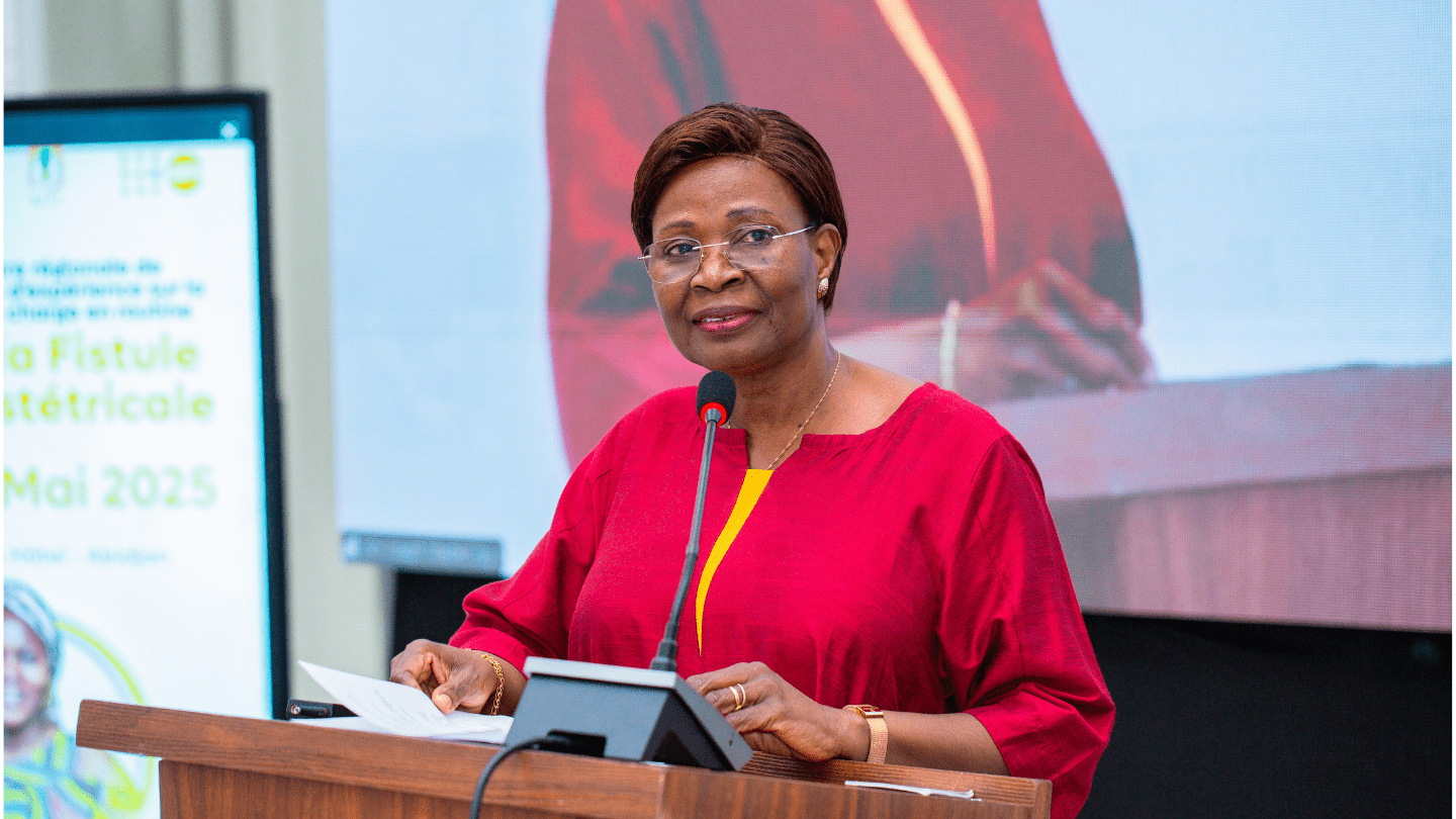 Mme Cécile Compaoré Zoungrana à un pupitre en train de dire un discours