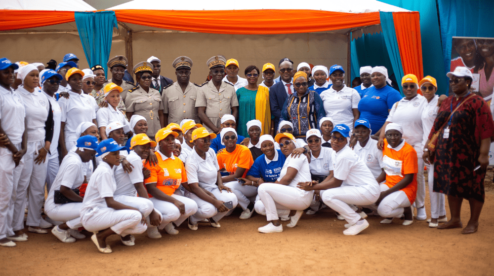 Photo de famille des officiels de la SRPF et des élèves sage-femmes
