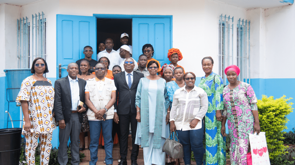 Photo de famille de la délégation avec les autorités