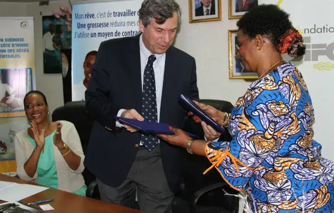 L’UNFPA et la SIFCA signent un protocole d’accord sur la réhabilitation et l’équipement de maternités en Côte d’Ivoire